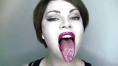 Queen reccomend longest tongue
