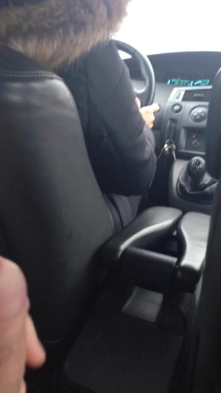 Ladygirl reccomend jerking while driving