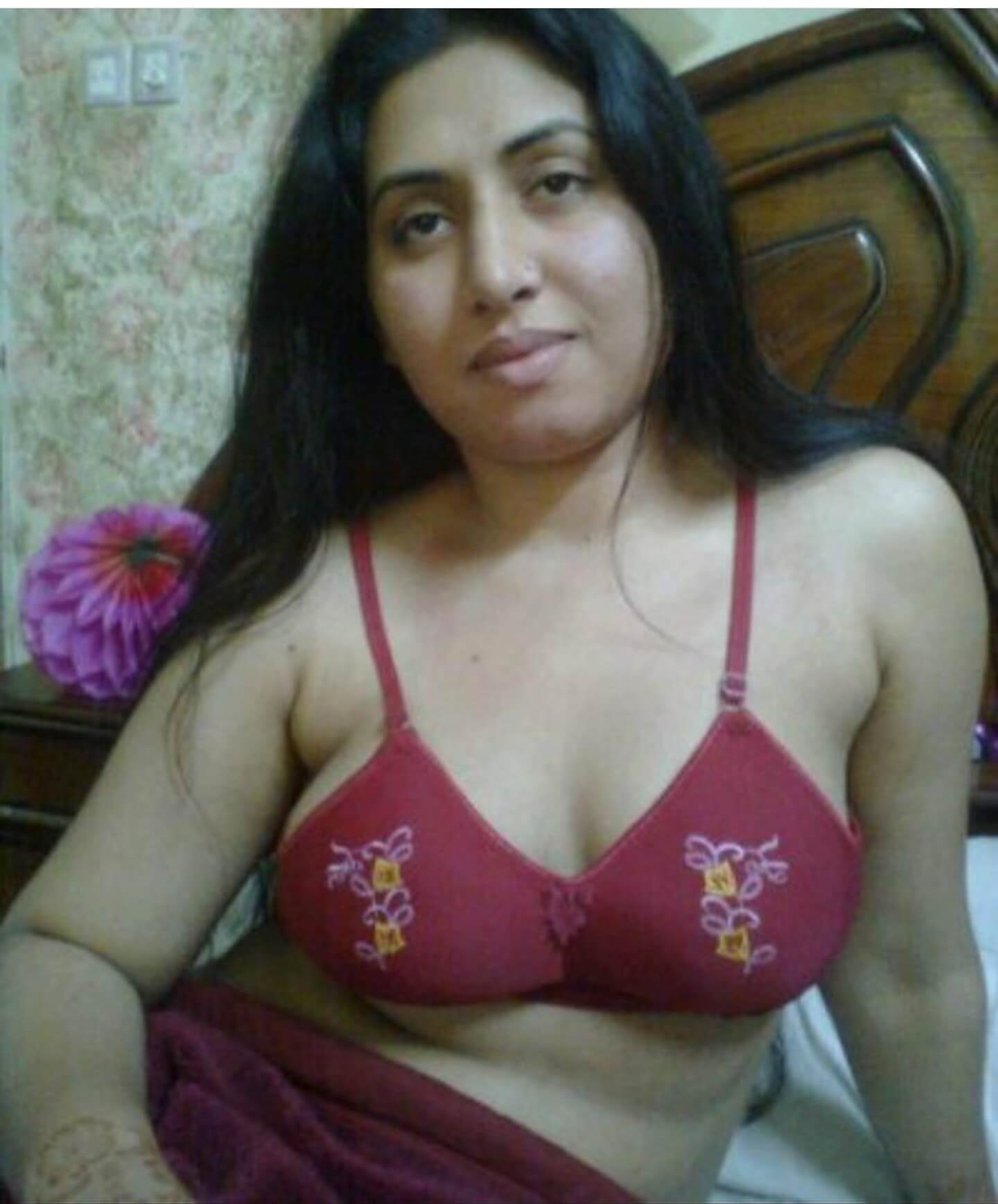 Bangladeshi housewife looking for sex
